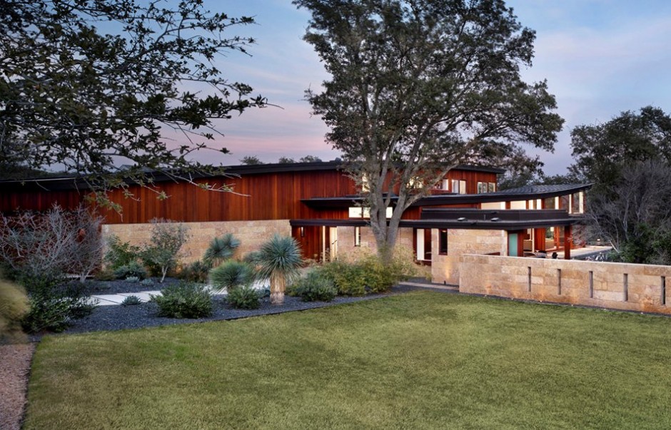 Luxuriant-vegetation-encircling-Tree-House