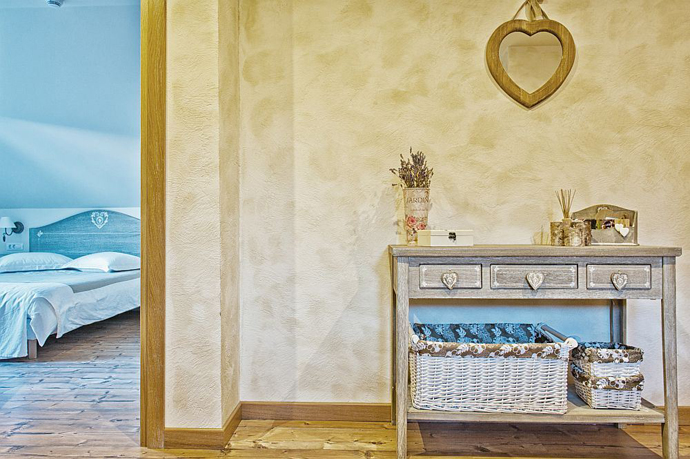 small cottage house with natural decorating14