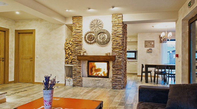 small cottage house with natural decorating15