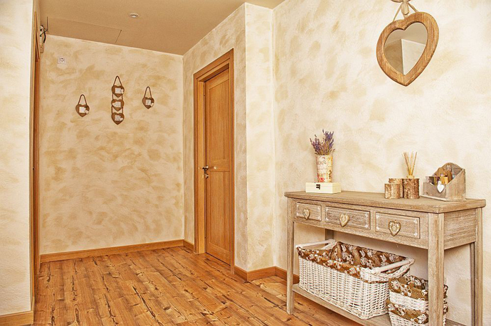 small cottage house with natural decorating17