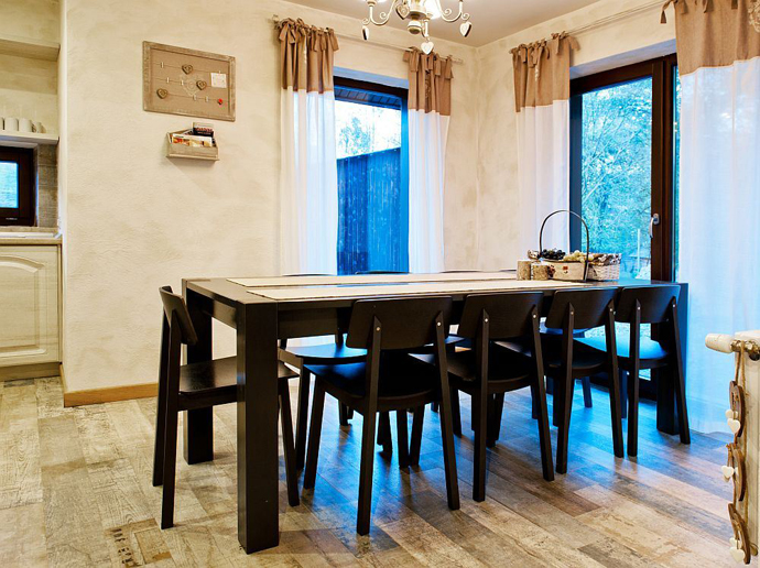 small cottage house with natural decorating18
