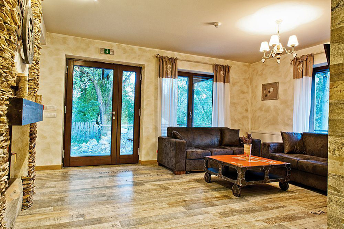 small cottage house with natural decorating19