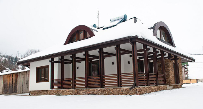 small cottage house with natural decorating5