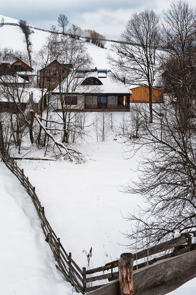 small cottage house with natural decorating7