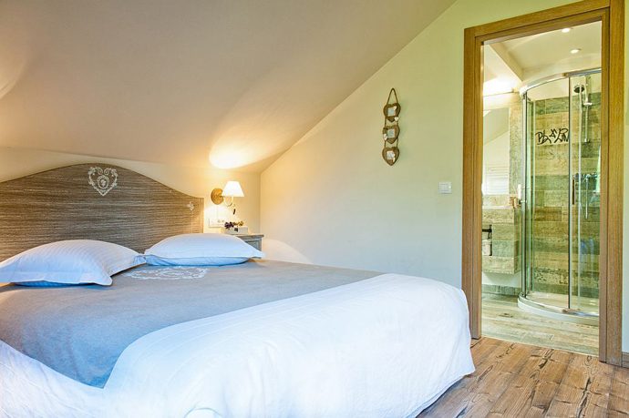 small cottage house with natural decorating8