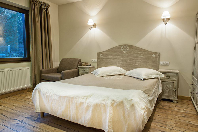 small cottage house with natural decorating9