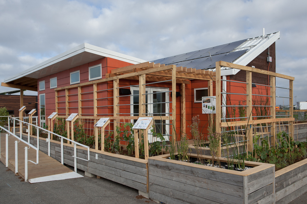 solar-energy-saving-compact-mini-house-7