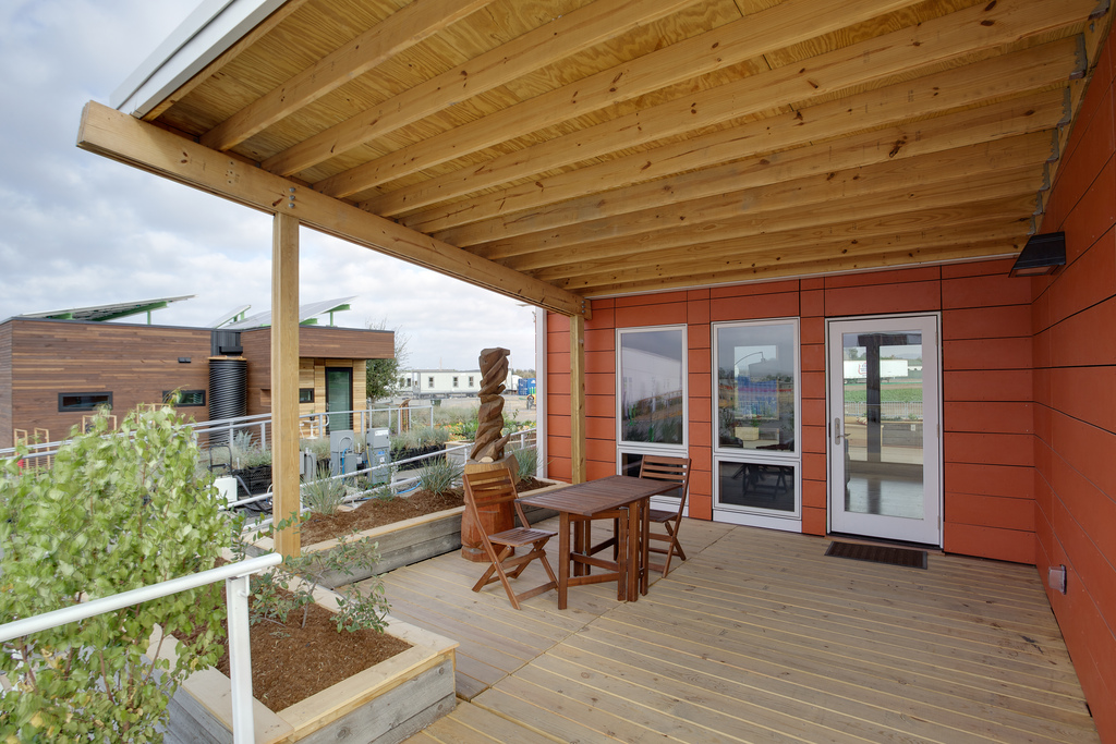 solar-energy-saving-compact-mini-house-91