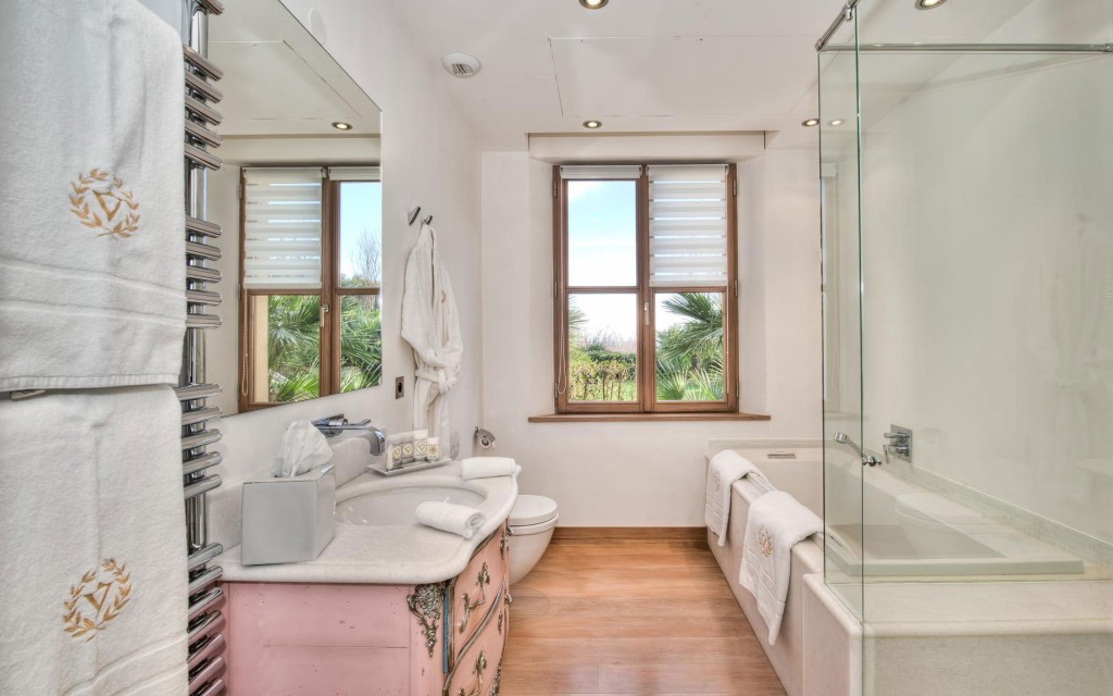 Stylish-Modern-Bathroom-Design-12