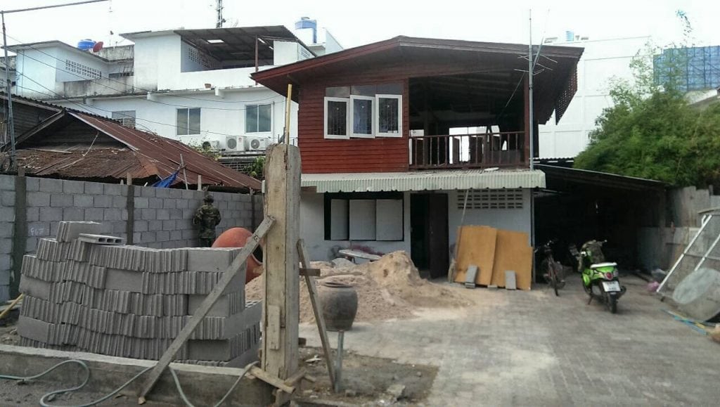 รีโนเวทบ้านครึ่งไม้ครึ่งปูนเป็นร้านกาแฟ-05