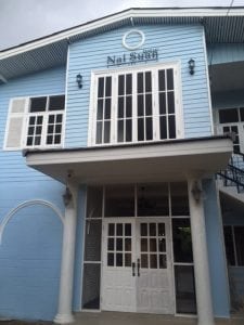 รีโนเวทบ้านไม้หลังเก่าเป็นร้านกาแฟสไตล์อังกฤษ