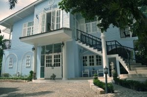 รีโนเวทบ้านไม้หลังเก่าเป็นร้านกาแฟสไตล์อังกฤษ
