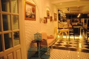 รีโนเวทบ้านไม้หลังเก่าเป็นร้านกาแฟสไตล์อังกฤษ