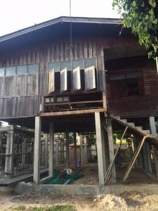 รีโนเวทบ้านไม้หลังเก่าเป็นร้านกาแฟสไตล์อังกฤษ
