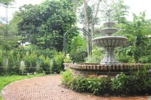 รีโนเวทบ้านไม้หลังเก่าเป็นร้านกาแฟสไตล์อังกฤษ