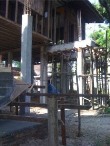 รีโนเวทบ้านไม้หลังเก่าเป็นร้านกาแฟสไตล์อังกฤษ