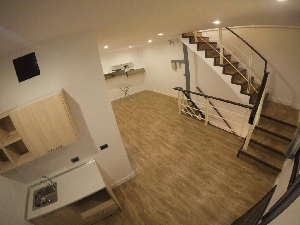 ห้องครัว ภายในตึกแถว หลังรีโนเวทตึกแถวให้เป็นสไตล์โมเดิร์น