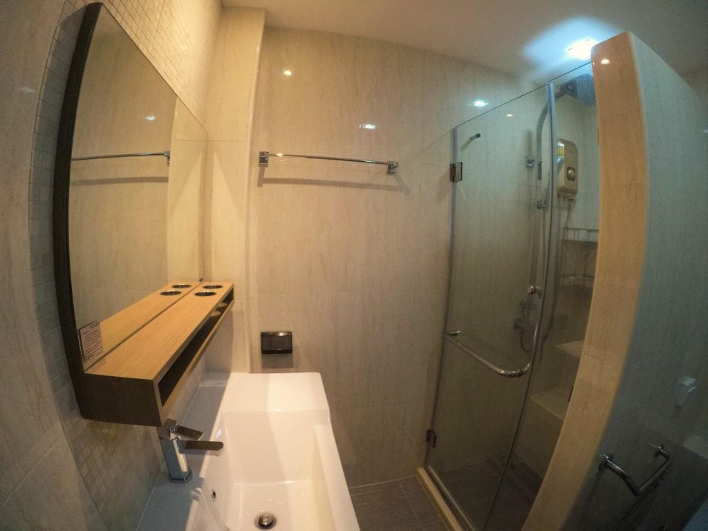 ห้องน้ำชั้นล่าง ภายในตึกแถว หลังรีโนเวทตึกแถวให้เป็นสไตล์โมเดิร์น