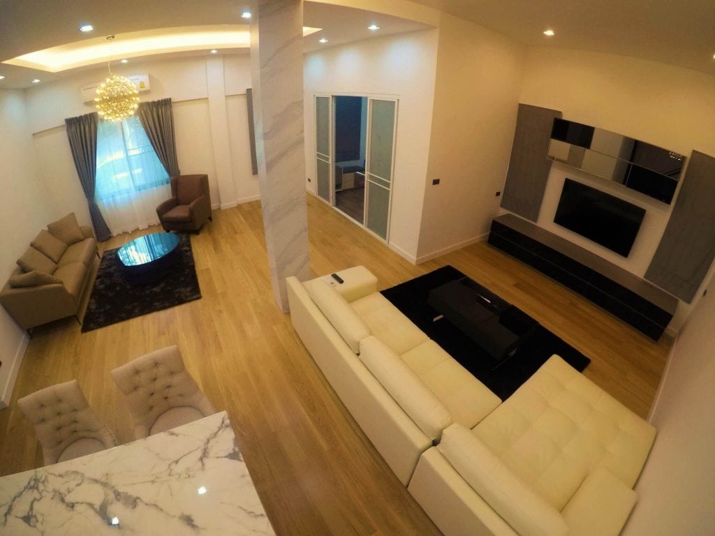 ห้องรับแขก หลังรีโนเวทตึกแถวให้เป็นสไตล์โมเดิร์น