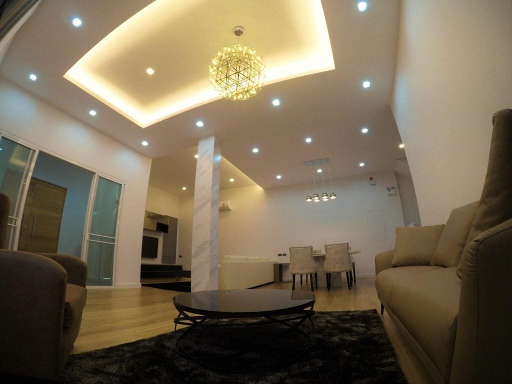 ห้องรับแขก ภายในตึกแถว หลังรีโนเวทตึกแถวให้เป็นสไตล์โมเดิร์น