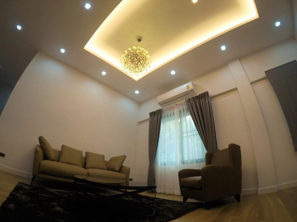 ห้องรับแขก ภายในตึกแถว หลังรีโนเวทตึกแถวให้เป็นสไตล์โมเดิร์น