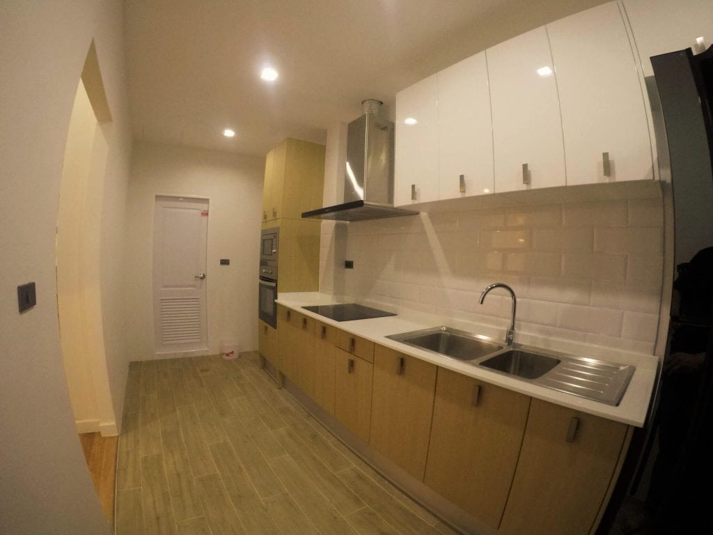 ห้องครัว ภายในตึกแถว หลังรีโนเวทตึกแถวให้เป็นสไตล์โมเดิร์น