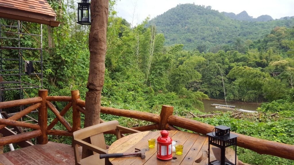 รีโนเวทบ้านร้างริมแม่น้ำแควน้อย ให้กลายเป็นบ้านในป่า ของนักผจญภัยในยุค 40s